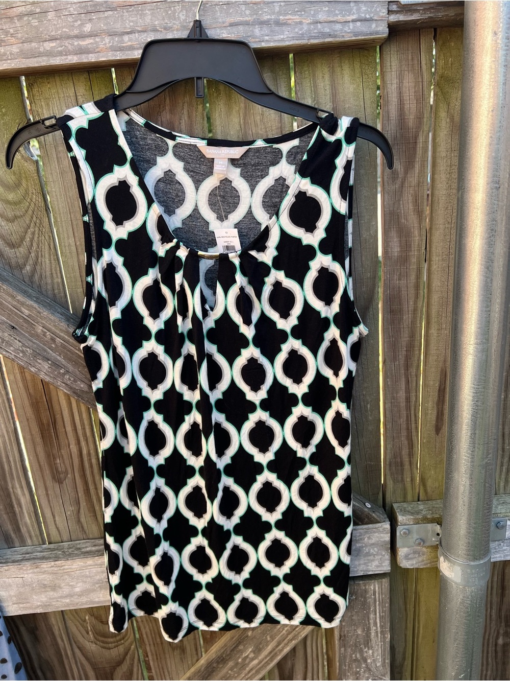 👗Banana Republic Black & White Geometric Sleeveless Tank Top